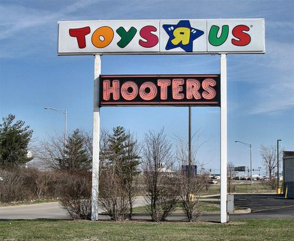 hooters-toys-r-us
